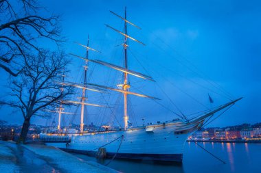 Chapman, Skeppsholmen Adası 'nın batı kıyısına demirlemiş. Stockholm, İsveç gençlik yurdu olarak hizmet veriyor..