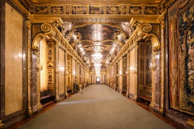 STOCKHOLM - CRCA MARCH 2016: Stockholm Kraliyet Sarayı 'ndaki Karl XI Galerisi, İsveç' in Versailles kentindeki aynalar salonundan esinlenen barok tarzı bir oda