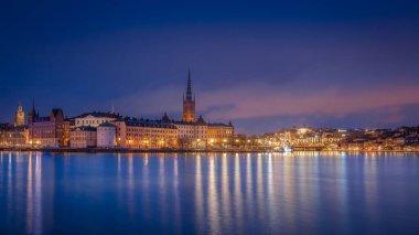 Riddarholmen, Gamla Stan ve Sodermalm Adaları, Stockholm, İsveç ile eski kasabanın gece manzarası