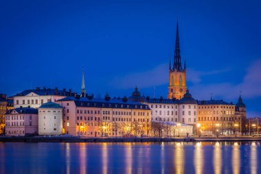 Geceleri eski kasaba manzarası ve Riddarholmen Kilisesi, Stockholm, İsveç