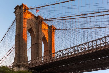 Brooklyn Köprüsü 'nün batı kulesi, New York City, ABD