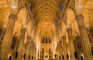 NEW YORK - CIRCA ECTOBER 2016: St. Patrick Katedrali 'nin ana saflığı ve sunağı, New York City, ABD