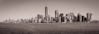 Liberty Island, New York City, ABD 'den Manhattan' ın siyah ve beyaz şehir manzarası