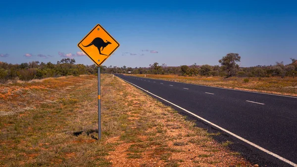 Σήμα Προειδοποίησης Καγκουρό Στην Εθνική Οδό Lesseter Κεντρική Αυστραλία Βόρεια — Φωτογραφία Αρχείου