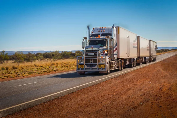 Alice Springs Australia Circa August 2016 Pociąg Drogowy Autostradzie Stuart — Zdjęcie stockowe