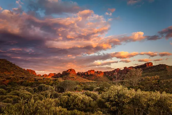 Скальные Образования Окружающие Стоянку Кингс Каньон Закате Солнца Центральная Австралия — стоковое фото