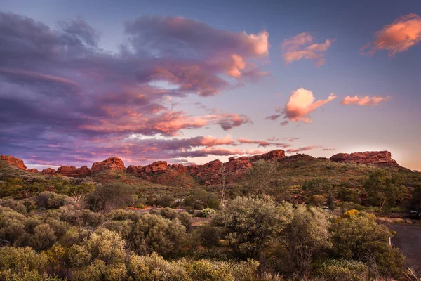 夜明け セントラルオーストラリア ノーザンテリトリー オーストラリアのキングスキャニオン駐車場周辺の岩の形成 — ストック写真