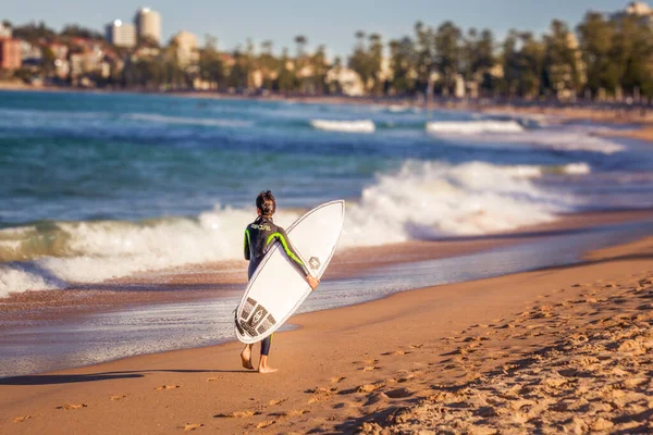 Sydney Australia Circa August 2016 Man Going Surfing Manly Beach — 图库照片