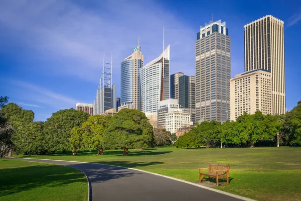 Sydney iş kuleleri Royal Botanic Garden, Sydney, Avustralya 'ya bakıyor.