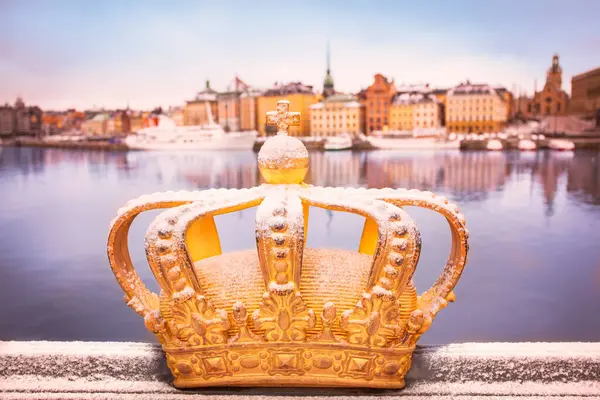 Złota Korona Skeppsholmsbron Przeciwko Gamla Stan Staremu Miastu Sztokholm Szwecja — Zdjęcie stockowe
