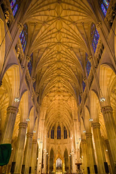 2016年10月16日 Circa October 美国纽约市圣帕特里克大教堂的内部 主要中殿和圣坛 — 图库照片