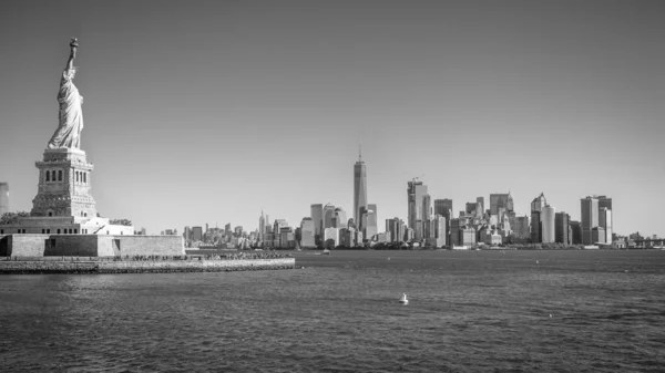 Freiheitsstatue Und Skyline Der Innenstadt New York City Usa — Stockfoto