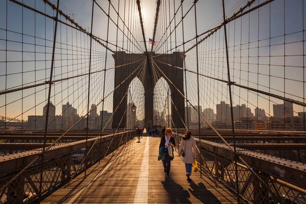 NEW YORK - CIRCA ECTOBER 2016: Yaya yolunda yürüyen ve bisiklete binen insanların olduğu Brooklyn Köprüsü, ABD