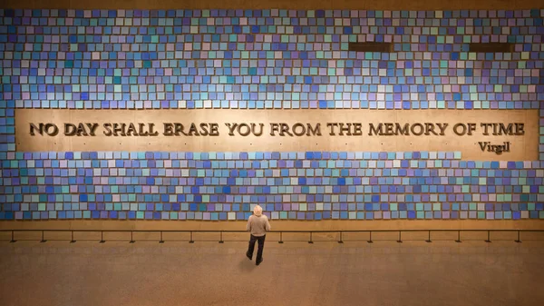 ニューヨーク Circa October 2016 メモリアルホール 国立9月11記念館と博物館を支配するヴァージル引用によって描かれた訪問者 ニューヨーク市 アメリカ — ストック写真