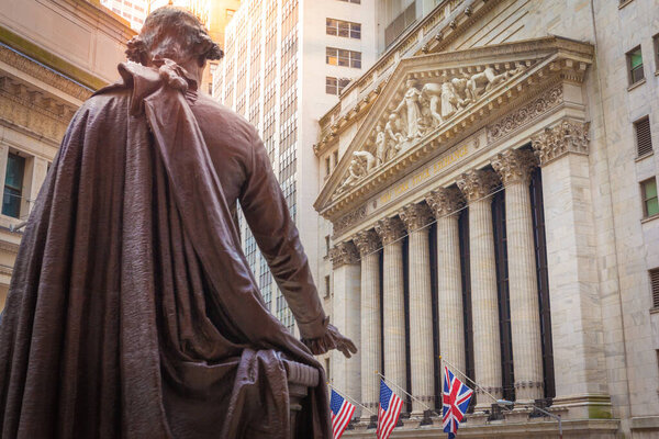 The statue of George Washington and the New York Exchange (NYSE) building, New York City, USA