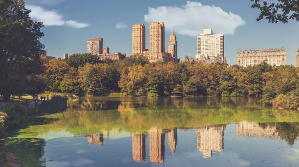 Spiegelungen Berühmter Gebäude Der Upper West Side Lake Central Park — Stockfoto