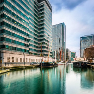 Yeni gökdeleni ve eski tekneleri olan Canary Wharf, Londra, İngiltere