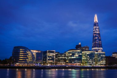 Southwark gökdelenleri Thames nehrinin üzerinde geceleyin, Londra, İngiltere