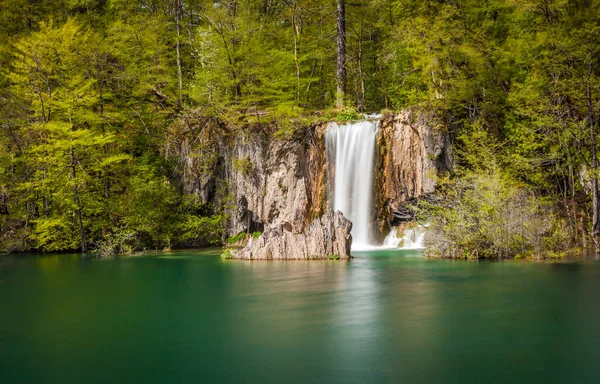Beautiful Waterfall Plunging Cristal Clear Emerald Pond Plitvice Lakes National — Stock Photo, Image