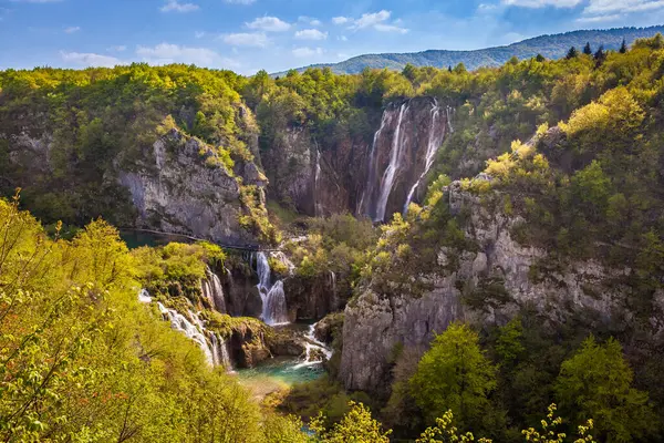 Veliki Slav ve Sastavci Şelalelerinin karst kayaları ve yemyeşil yapraklarla çevrili manzarası, Plitvice Gölleri Ulusal Parkı, Hırvatistan