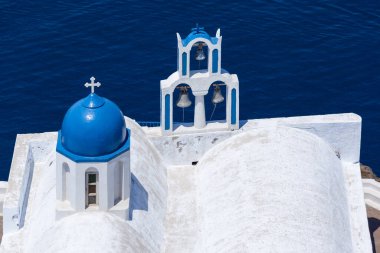 Panagia Kilisesi Kaldera 'nın blu sularına karşı, Santorini, Yunanistan