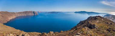Kuzey kenarındaki kalderanın panoramik manzarası, Santorini, Yunanistan