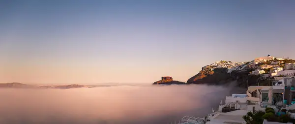 希腊桑托里尼 卡尔德拉的晨雾 — 图库照片