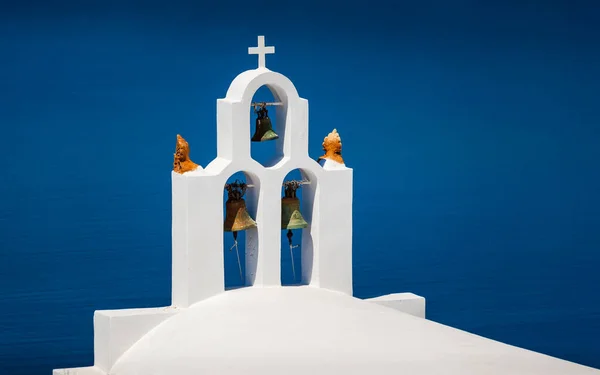 Campanario Iglesia Agios Georgios Contra Mar Azul Profundo Imerovigli Santorini — Foto de Stock