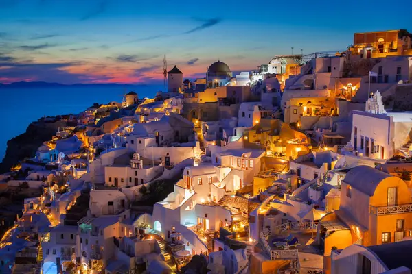 Oia, Santorini ve Yunanistan 'da günbatımının klasik manzarası