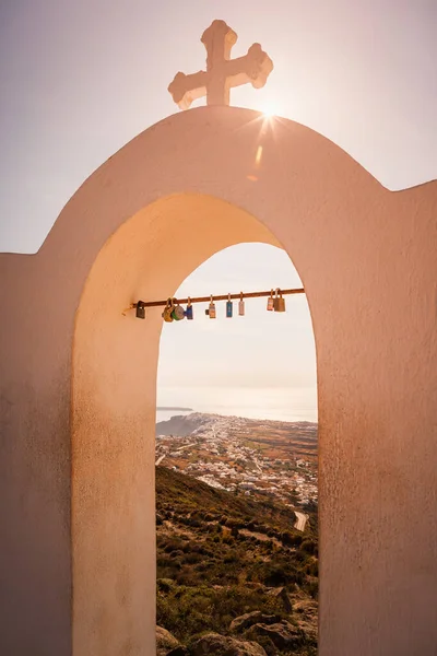 ガンディア教会 サントリーニ ギリシャの鐘楼を介してオイアの眺め — ストック写真