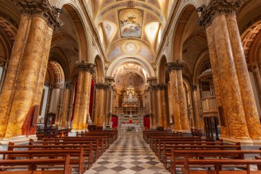 Ana Kilisenin İçi (Chiesa Madre dei Santi Pietro e Paolo), Galatina, Lecce, İtalya.