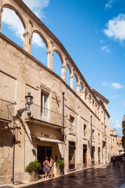 İtalya 'nın merkezindeki Lecce caddesindeki eski Teatini Manastırı' nın güzel kemerleri.
