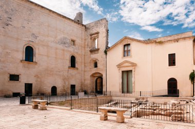 Santa Barbara Şapeli ve İtalya 'nın 5. Charles Kalesi' nin avlusundaki arkeolojik kazılar..