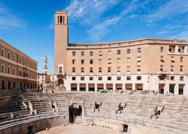 Lecce, İtalya 'daki St. Oronzo Meydanı manzarası. Roma Amfitiyatrosu ve uzaktaki Katedral Kilisesi' nin çanı..
