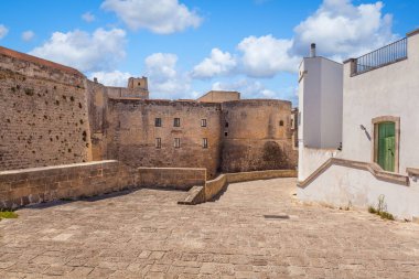 İtalya, Lecce, Otranto 'daki Aragonese Kalesi' nin kuzey surları görünüyor. Hendek boyunca Castel Meydanı 'na (Piazza Castello) uzanan umumi merdivenlerden alınmıştır..