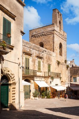 Otranto, Lecce, İtalya 'nın tarihi merkezinde küçük bir meydan manzarası