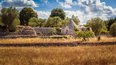 Apulian kırsalındaki eski trullo evi, Itria Vadisi, Bari, İtalya