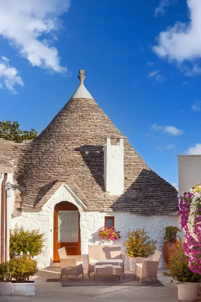 Hermosa Casa Tradicional Trullo Adornada Con Flores Plantas Alberobello Bari — Foto de Stock