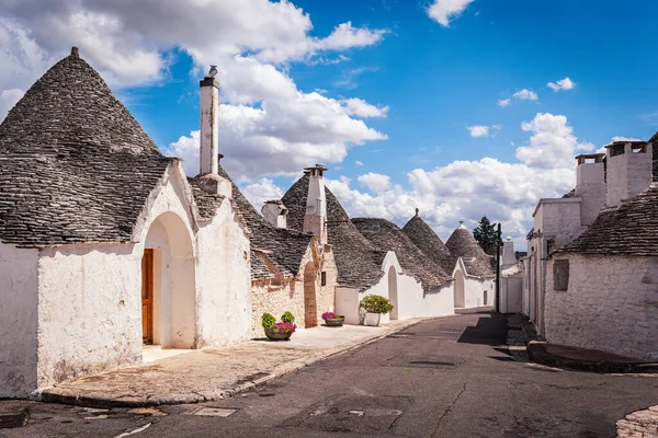Ruhige Malerische Straße Mit Einer Reihe Von Trulli Häusern Alberobello — Stockfoto