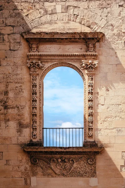 Zarif Süslemelerle Süslenmiş Güzel Bir Pencere Charles Kalesi Lecce Talya — Stok fotoğraf