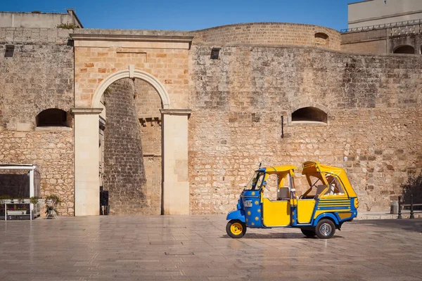 Das Tor Der Porta Terra Mit Einem Lokalen Farbenfrohen Taxi — Stockfoto