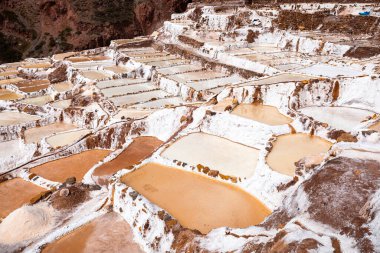 Salinas de Maras 'ın (tuz çıkarma) yakın plan görüntüsü, Kutsal Vadi, Cusco, Peru