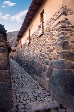 Eski bir kaldırım taşı caddesi. Orijinal İnka geçitlerinin kalıntıları. Ollantaytambo, Cusco, Peru..