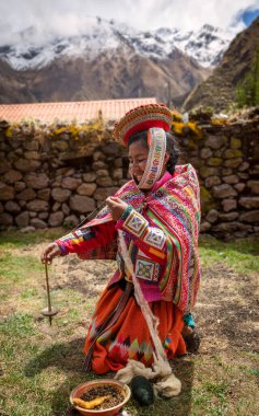 Geleneksel giysili kadın yünü, Huilloc, Kutsal Vadi, Cusco, Peru
