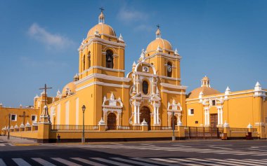 Parlak sarı gölgesi ve beyaz süslemeleri olan büyük katedral Trujillo, Peru