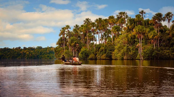 Tipik bir sandalla Sandoval Gölü manzarası, Puerto Maldonado, Peru