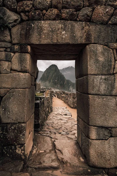 배경에 Huayna Picchu와 게이트 Machu Picchu 고고학 사이트 쿠스코 — 스톡 사진