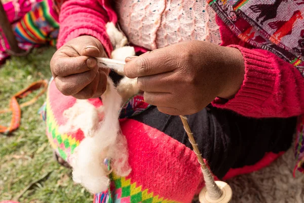 Frau Traditioneller Kleidung Spinnt Wolle Huilloc Heiliges Tal Cusco Peru — Stockfoto