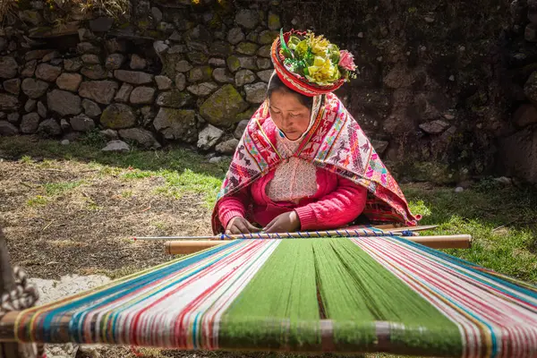 伝統的な服の女性 手織りのカラフルな生地 ヒロック 聖バレー クスコ ペルー — ストック写真