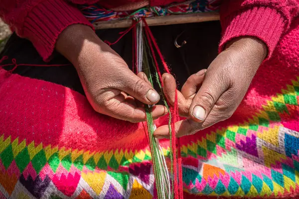 Ręce Andyjskiej Kobiety Nakładającej Wełnę Sacred Valley Cusco Peru — Zdjęcie stockowe